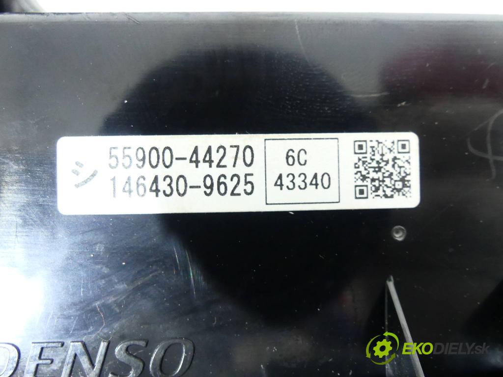 Toyota Avensis Verso 2.0 D4D 116 HP  85 kW 2000 cm3  - Panel kúrenia