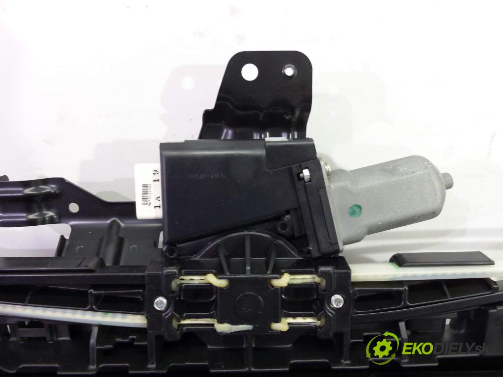 Suzuki Kizashi 2.4b 178km  131 kW 2400 cm3  strešné okno  (Sklá karosérie)