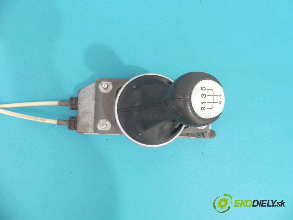 Skoda Roomster 1.4 16V 86 HP  63 kW 1400 cm3  Kulisa - -  (Rýchlostné páky / kulisy)