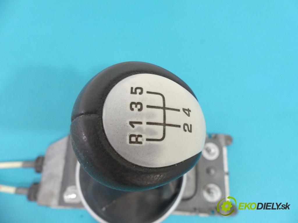 Skoda Roomster 1.4 16V 86 HP  63 kW 1400 cm3  Kulisa - -  (Rýchlostné páky / kulisy)