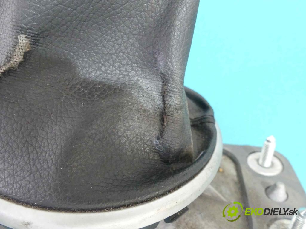 Skoda Roomster 1.4 16V 86 HP  63 kW 1400 cm3  Kulisa - -  (Rýchlostné páky / kulisy)