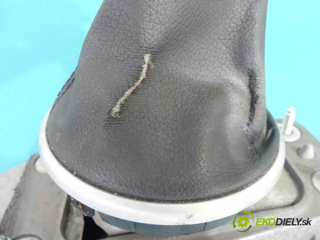 Skoda Roomster 1.4 16V 86 HP  63 kW 1400 cm3  Kulisa - -  (Rýchlostné páky / kulisy)