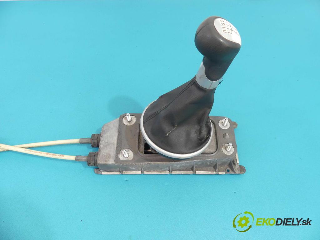 Skoda Roomster 1.4 16V 86 HP  63 kW 1400 cm3  Kulisa - -  (Rýchlostné páky / kulisy)