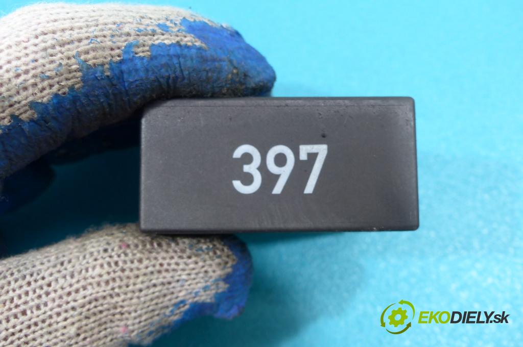 Audi A4 B5 1994-2001 1.9 TDI 116 HP manual 85 kW 1896 cm3  relé 8D0907701A (Relé)