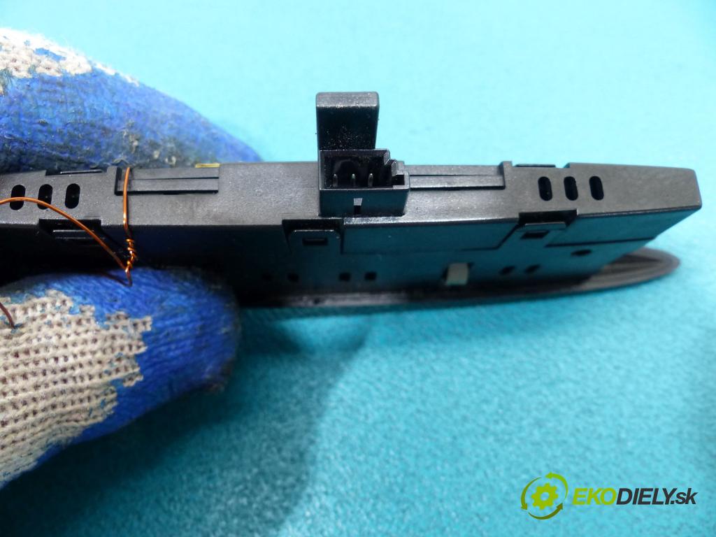 Mercedes CLS C219 2004-2010 3.0 CDI 224 hp automatic 165 kW 2987 cm3  Displej A0015423723 (Přístrojové desky, displeje)