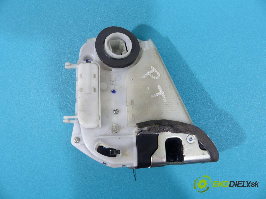Toyota Yaris II 2005-2011 1.0 VVTI 69 hp manual 51 kW 998 cm3  zámok zadní část pravý
