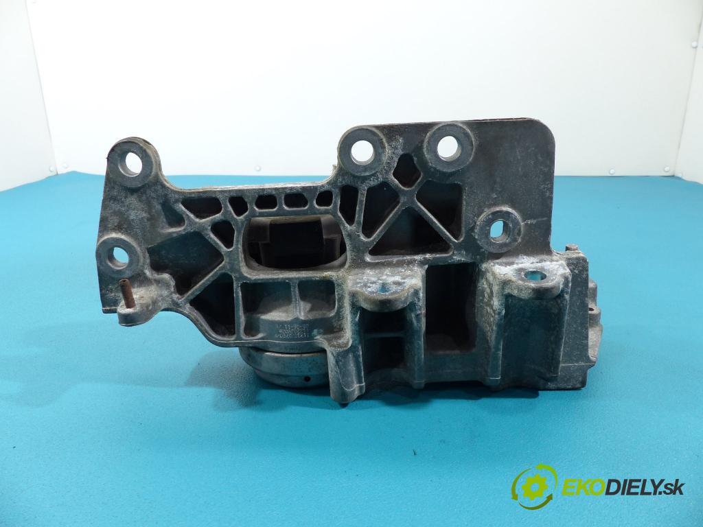 Nissan Qashqai 06-13 2.0 DCI 150 hp manual 110 kW 1995 cm3  držák stupeň 11220JD700