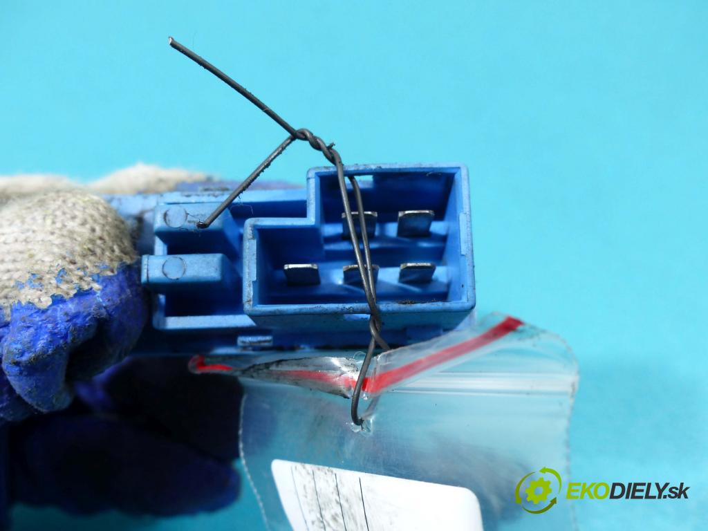 Opel Vectra B 1995-2002 1.6 16V - 101 hp manual 74 kW 1598 cm3  odpor rezistor 90568693