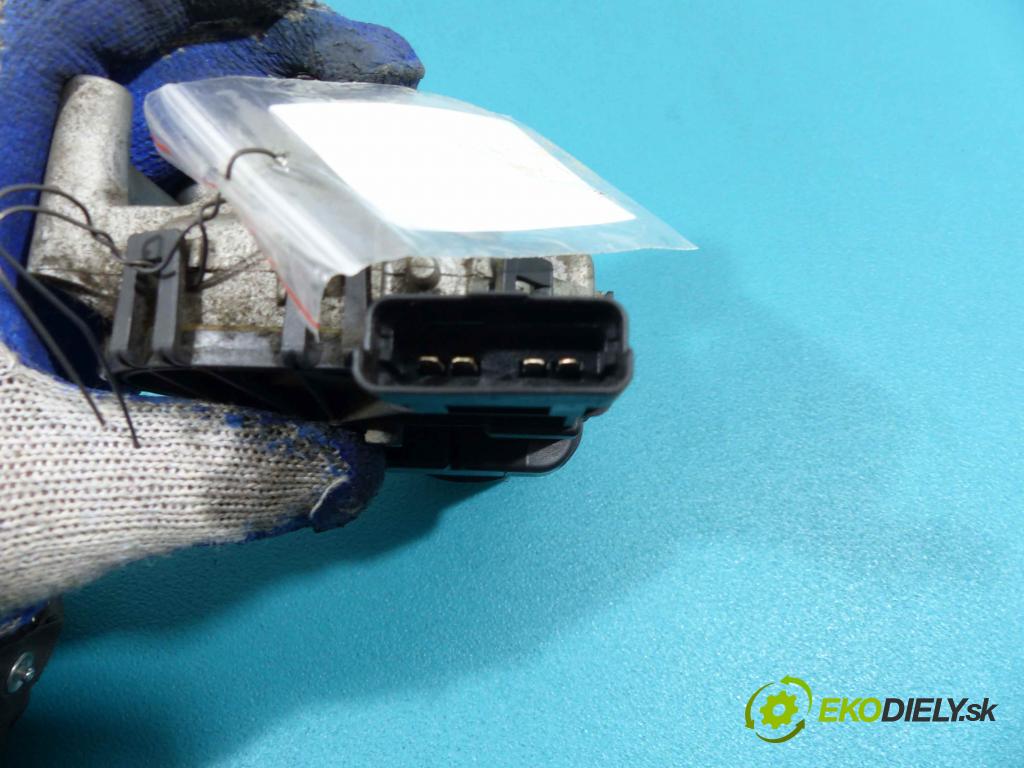 Peugeot 207 1.4 16V - 88 hp manual 65 kW 1360 cm3 motor stěračů přední část 0390241540