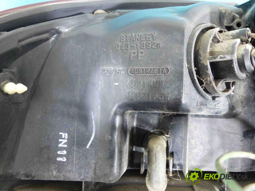 Mazda 626 1.8 16V - 105 hp manual 77 kW 1840 cm3  světlo zadní část pravá