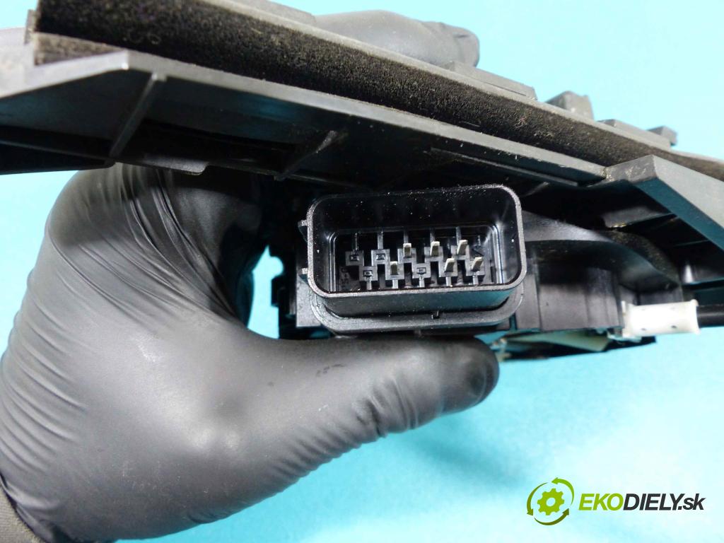 Ford Focus C-Max 1.6 TDCI 109 hp manual 80 kW 1560 cm3  zámok zadní část pravý