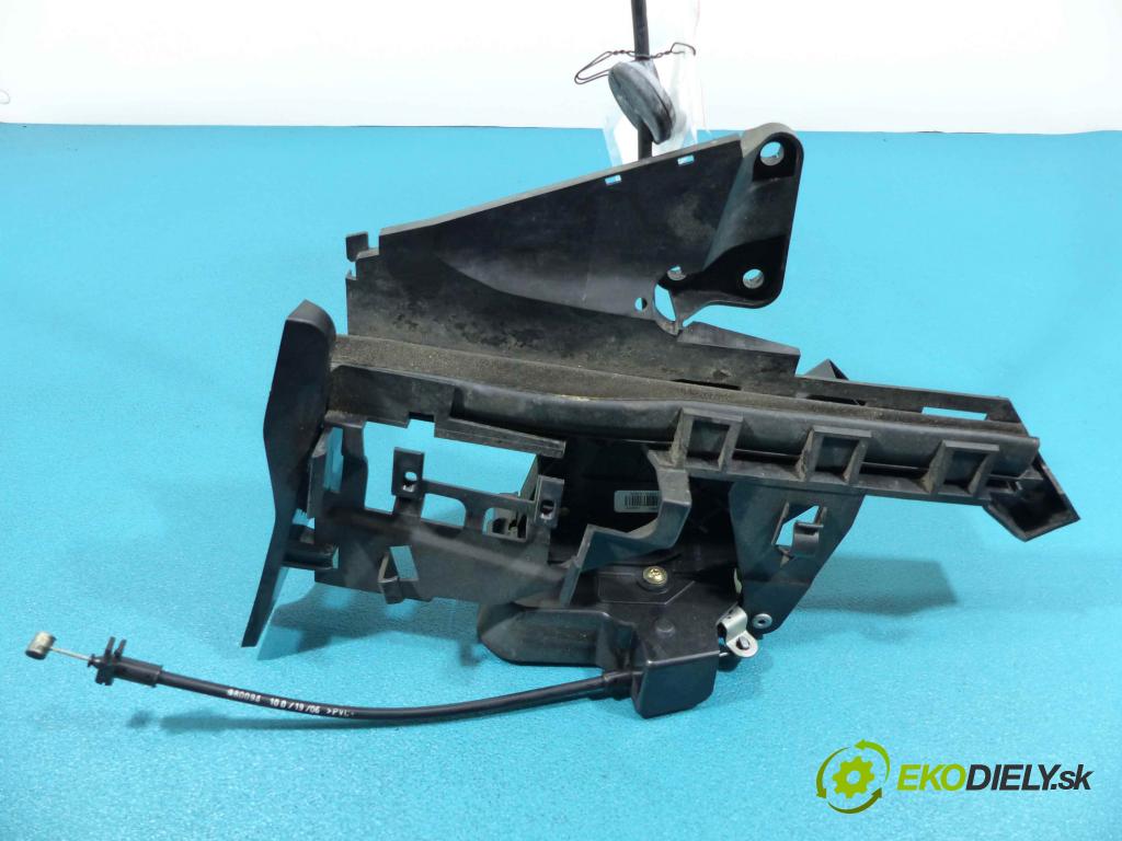 Ford Focus C-Max 1.6 TDCI 109 hp manual 80 kW 1560 cm3  zámok zadní část pravý
