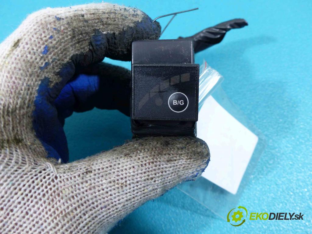 Peugeot 406 2.0 16V 132  HP manual 97 kW 1998 cm3  Prepínač