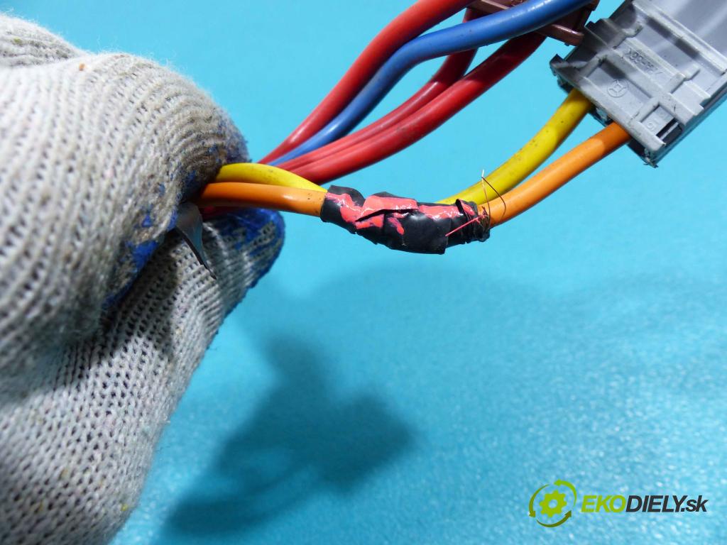 Peugeot 406 2.0 16V - 132  HP automatic 97,4 kW 1998 cm3  spinačka  (Spínacie skrinky a kľúče)