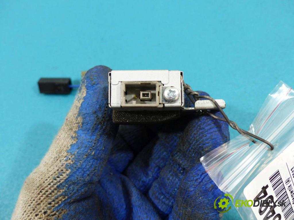 Infiniti G37  2007-2013 3.7 V6 automatic 235 kW 3696 cm3  Zosilňovač EP1446DA (Zosilňovače)