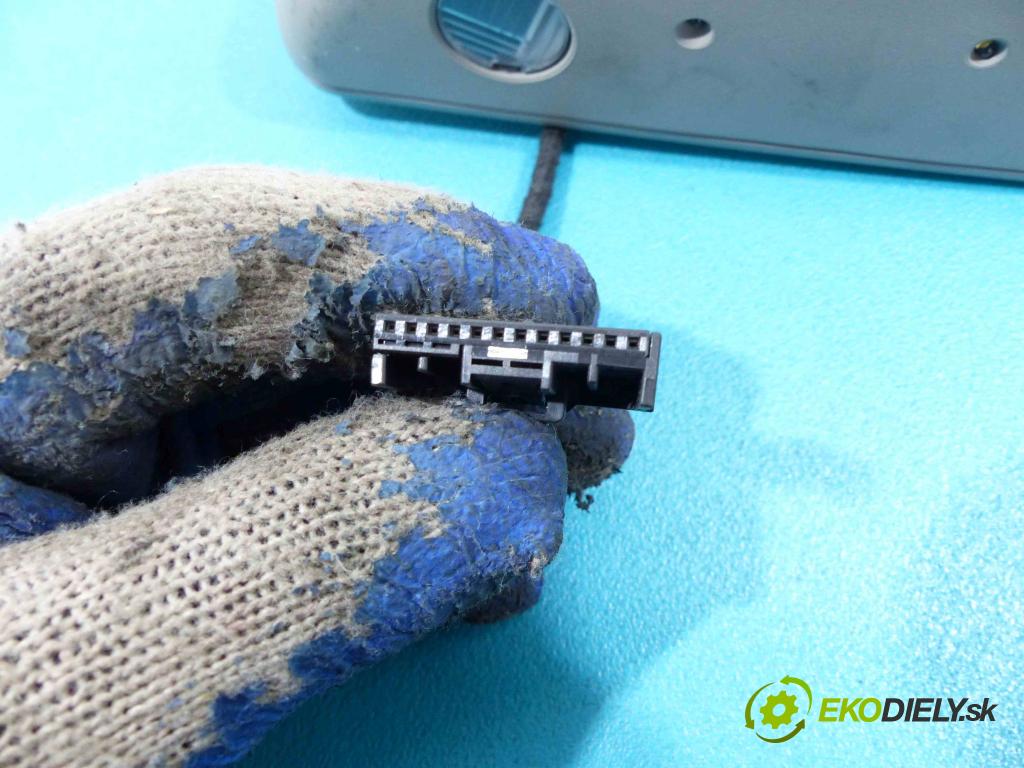 Audi A8 D3 2002-2009 4,2.0 TDI 326km automatic 240 kW 4134 cm3  zpětné zrcátko vnitřní  (Světla vnitřní)