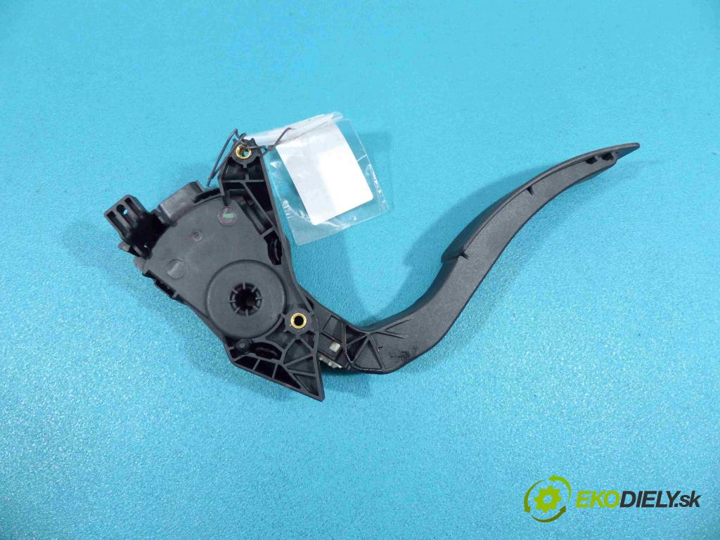 Renault Clio IV 2012-2019 1.5 DCI 75 HP manual 55 kW 1461 cm3  pedále 180029347R (Pedále)