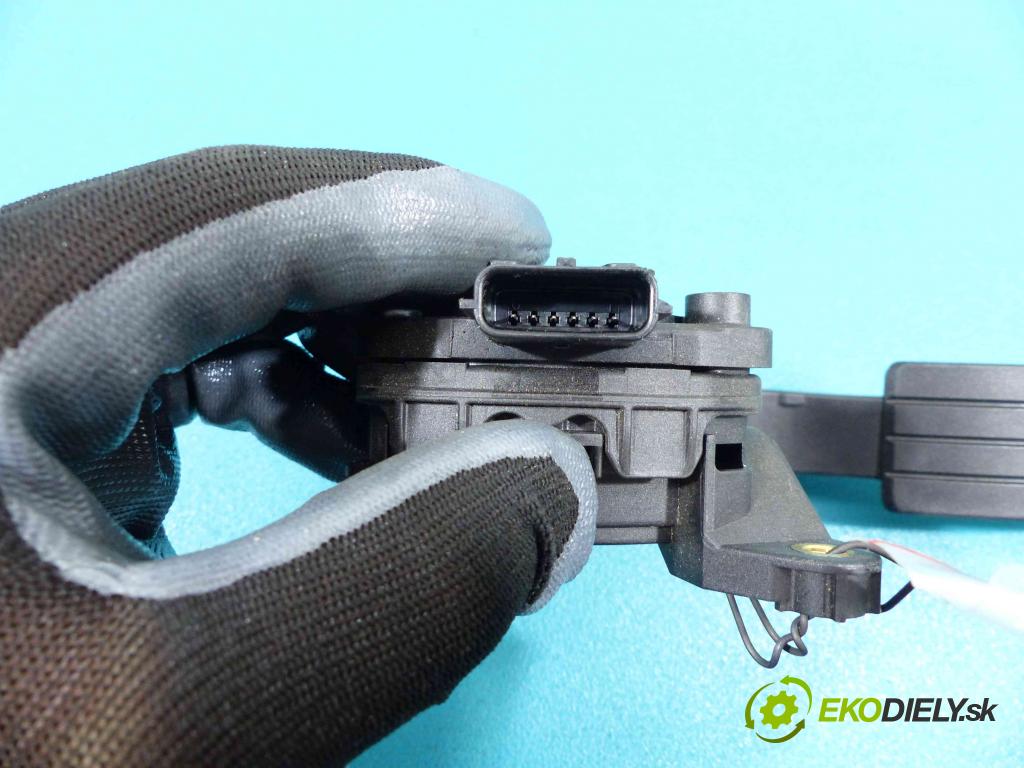 Renault Clio IV 2012-2019 1.5 DCI 75 HP manual 55 kW 1461 cm3  pedále 180029347R (Pedále)