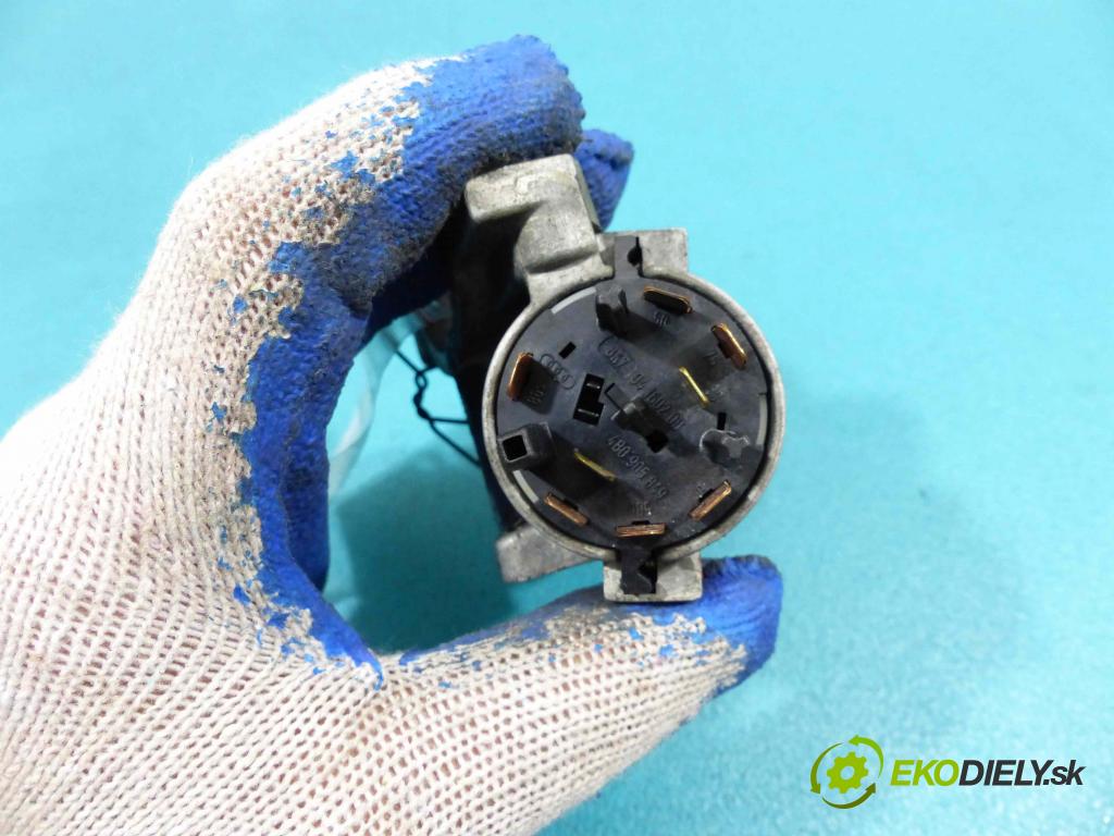 Vw Bora 1.6 16V 105 HP manual 77 kW 1598 cm3 4- spinačka 4B0905851C (Spínacie skrinky a kľúče)