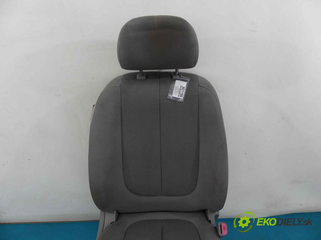 Kia Carens III  2006-2013 2.0 CRDi 140 HP manual 103 kW 1991 cm3 5- Sedadlo pravy  (Sedačky, sedadlá)