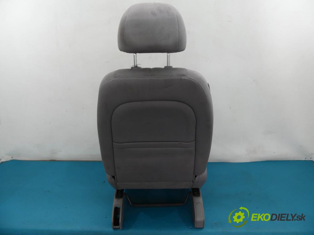 Kia Carens III  2006-2013 2.0 CRDi 140 HP manual 103 kW 1991 cm3 5- Sedadlo pravy  (Sedačky, sedadlá)