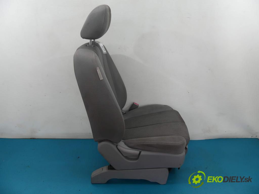 Kia Carens III  2006-2013 2.0 CRDi 140 HP manual 103 kW 1991 cm3 5- Sedadlo pravy  (Sedačky, sedadlá)