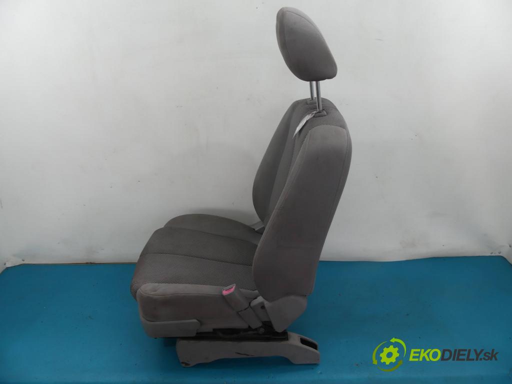 Kia Carens III  2006-2013 2.0 CRDi 140 HP manual 103 kW 1991 cm3 5- Sedadlo pravy  (Sedačky, sedadlá)