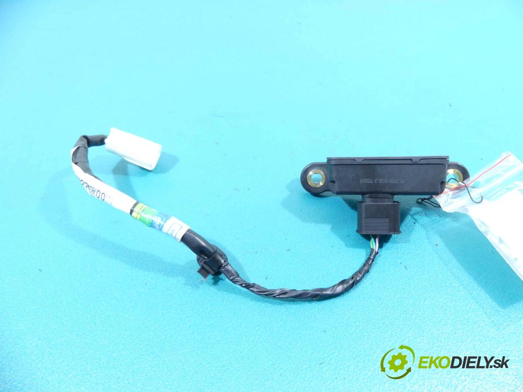 Suzuki Alto 2009-2014 1.0b 68 hp manual 50 kW 996 cm3 5- snímač ESP 33945-68K00