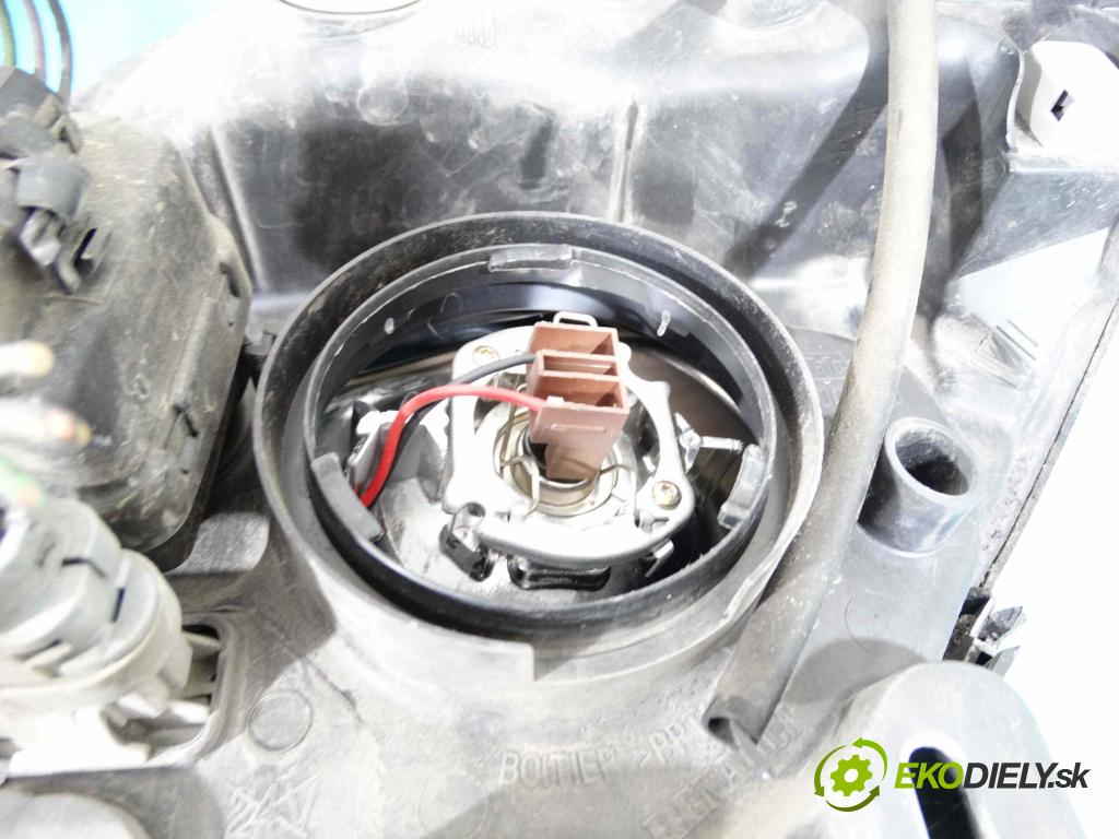 Renault Scenic I 1996-2003 1.4 16v 95 HP manual 70 kW 1390 cm3 5- Reflektor: pravý  (Pravé)