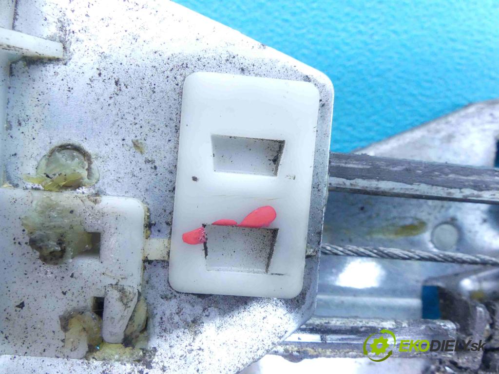 Mazda Demio 1.3 16v 72 hp manual 53 kW 1324 cm3 5- mechanismus stahování přední levý 36000-61769