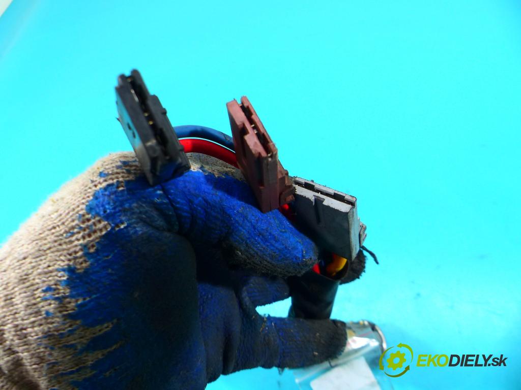 Peugeot 106 1.5d 54 HP manual 40 kW 1527 cm3 3- Spínačka  (Spínacie skrinky a kľúče)