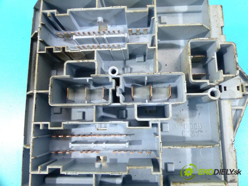 Fiat Stilo 1.2 16v 80 hp manual 59 kW 1242 cm3 3- skříňka pojistková 46846104 (Pojistkové skříňky)