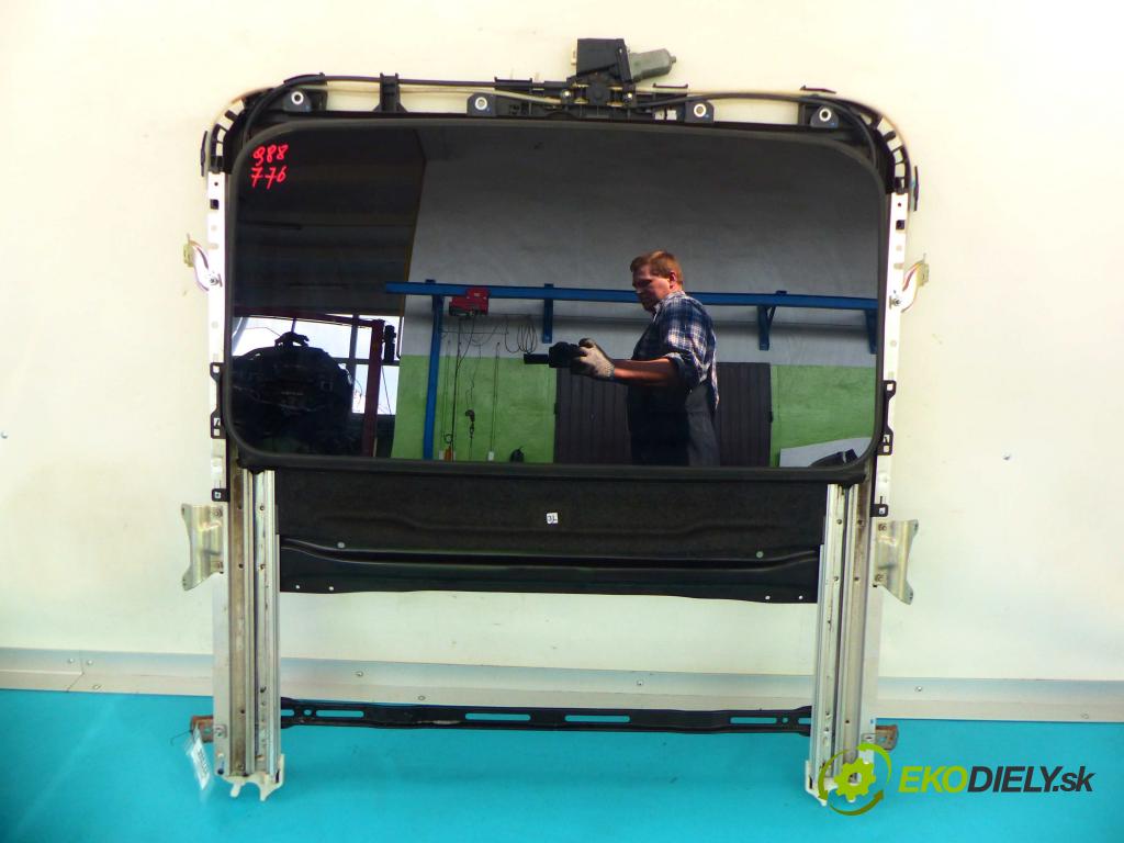 Lexus GS IV 2011-2020 3.5 hybrid 292KM automatic 215 kW 3456 cm3 4- Střešní okno:  (Okna karoserie)