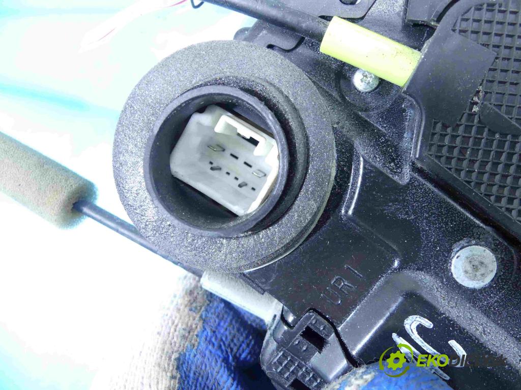 Toyota Camry XV40 2006-2011 2.4 16v automatic 158 kW 2387 cm3 4- zámek zadní pravý