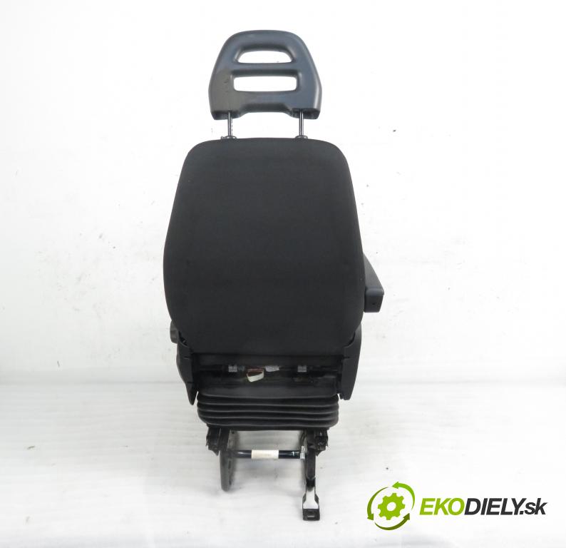 IVECO DAILY VI Furgon FURGON 2020 100,00 3.0 NaturalPower 136 - F1CFA401C 2998,00 Sedadlo šoféri 