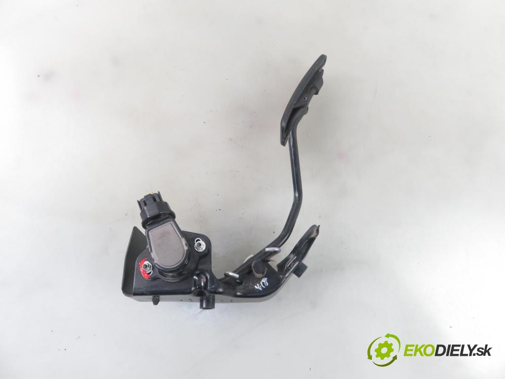 TOYOTA COROLLA Verso (ZER_, ZZE12_, R1_) MINIVAN 2006 100,00 2.2 D-4D (AUR10_) - 2AD-FTV 2231,00 Potenciometer plynu 8928152021 ; 1983003041 (Pedále)