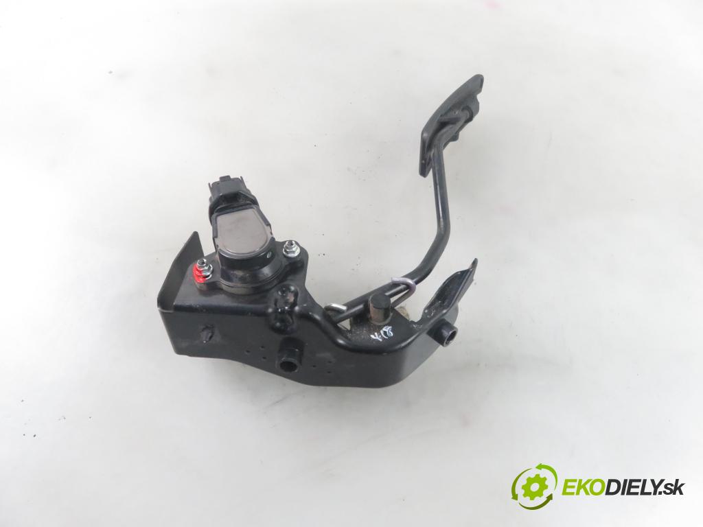 TOYOTA COROLLA Verso (ZER_, ZZE12_, R1_) MINIVAN 2006 100,00 2.2 D-4D (AUR10_) - 2AD-FTV 2231,00 Potenciometer plynu 8928152021 ; 1983003041 (Pedále)