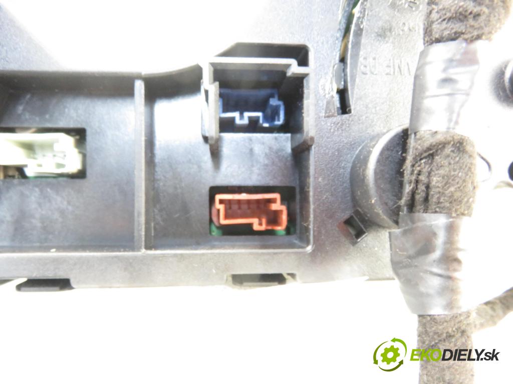 CITROEN C4 I (LC_) HB 2006 80,00 1.6 HDi 109 - 9HZ (DV6TED4) 1560,00 páčka/prepínač 96627927XT