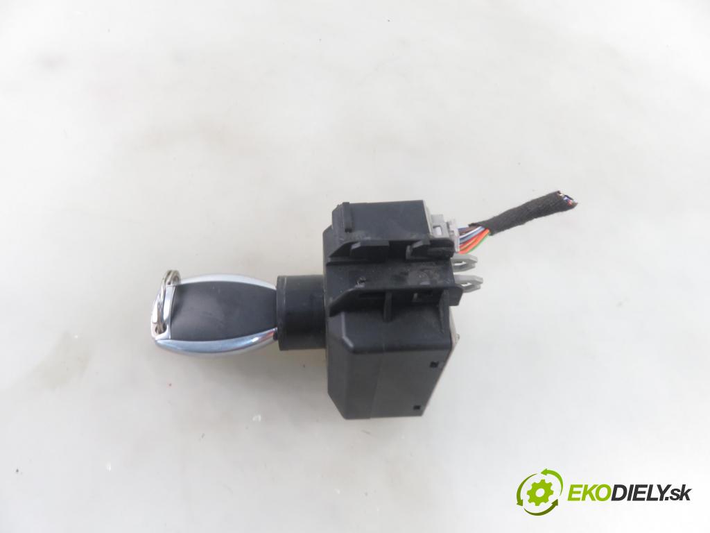 MERCEDES-BENZ CLA Shooting Brake (X117) KOMBI 2016 80,00 CLA 180 d (117.912) - OM 607.951 (K9K) 1461,00 spinačka 2469054602 (Spínacie skrinky a kľúče)