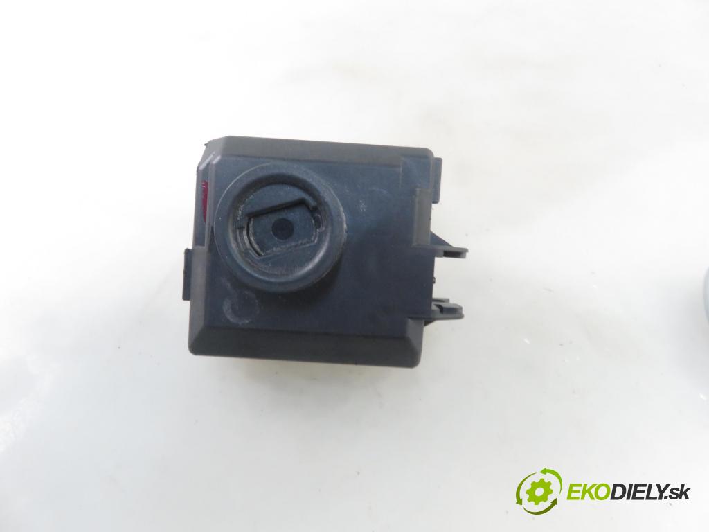 MERCEDES-BENZ CLA Shooting Brake (X117) KOMBI 2016 80,00 CLA 180 d (117.912) - OM 607.951 (K9K) 1461,00 spinačka 2469054602 (Spínacie skrinky a kľúče)