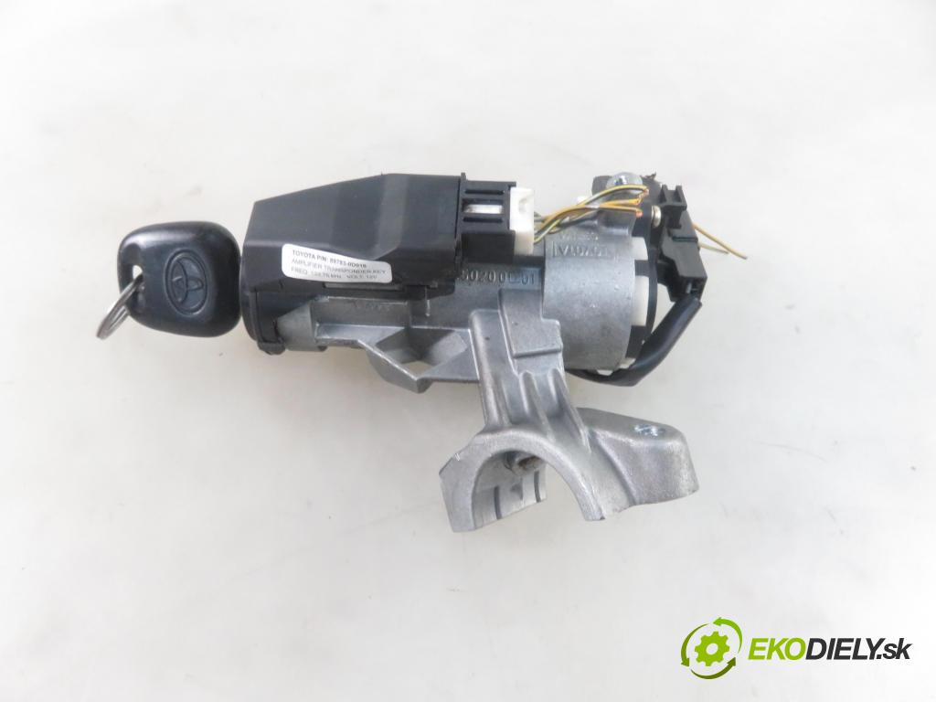 TOYOTA YARIS (_P1_) HB 2004 50,00 1.0 VVT- i 68 - 1SZ-FE 998,00 spinačka 450200D01 ; 897830D010 (Spínacie skrinky a kľúče)