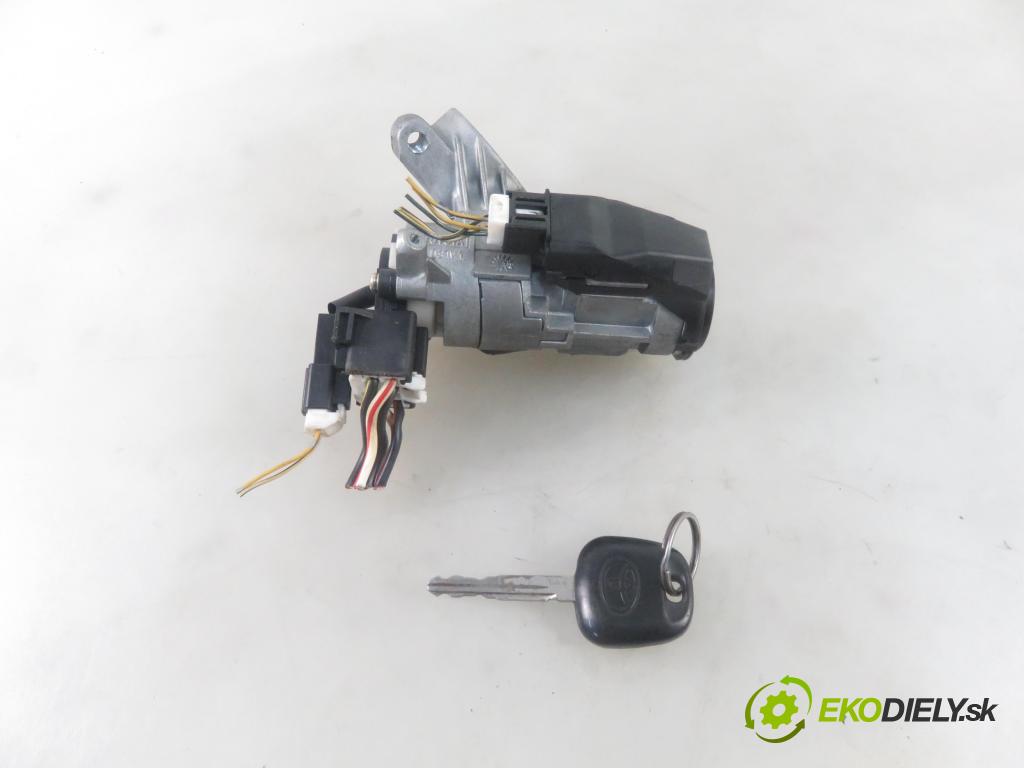 TOYOTA YARIS (_P1_) HB 2004 50,00 1.0 VVT- i 68 - 1SZ-FE 998,00 spinačka 450200D01 ; 897830D010 (Spínacie skrinky a kľúče)