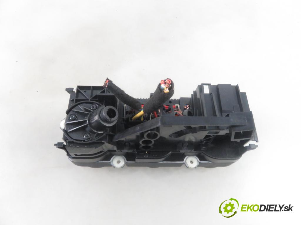 VW TOURAN (1T1, 1T2) MINIVAN 2009 80,00 2.0 EcoFuel - BSX 1984,00 Panel kúrenia KLIMATIZACE: