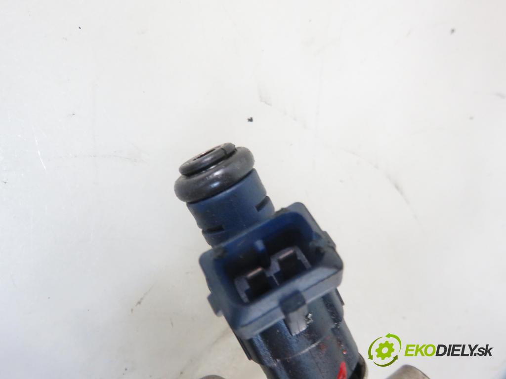 AUDI A4 (8E2, B6) SEDAN 2001 110,00 1.8 T - AVJ 1781,00 Lišta vstrekovacia 0280156065 ; 06B133551M (Vstrekovacie lišty)