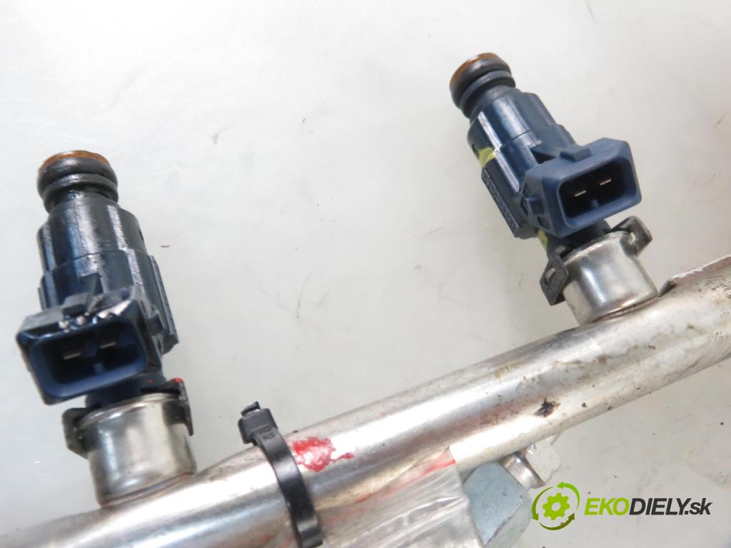 AUDI A4 (8E2, B6) SEDAN 2001 110,00 1.8 T - AVJ 1781,00 Lišta vstrekovacia 0280156065 ; 06B133551M (Vstrekovacie lišty)