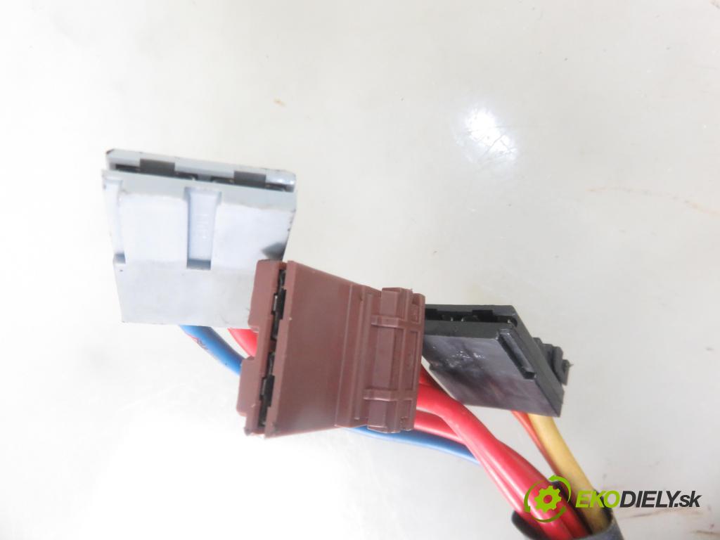 PEUGEOT 106 II (1A_, 1C_) HB 2002 55,00 1.4 i 75 - KFX (TU3JP) 1361,00 spinačka  (Spínacie skrinky a kľúče)