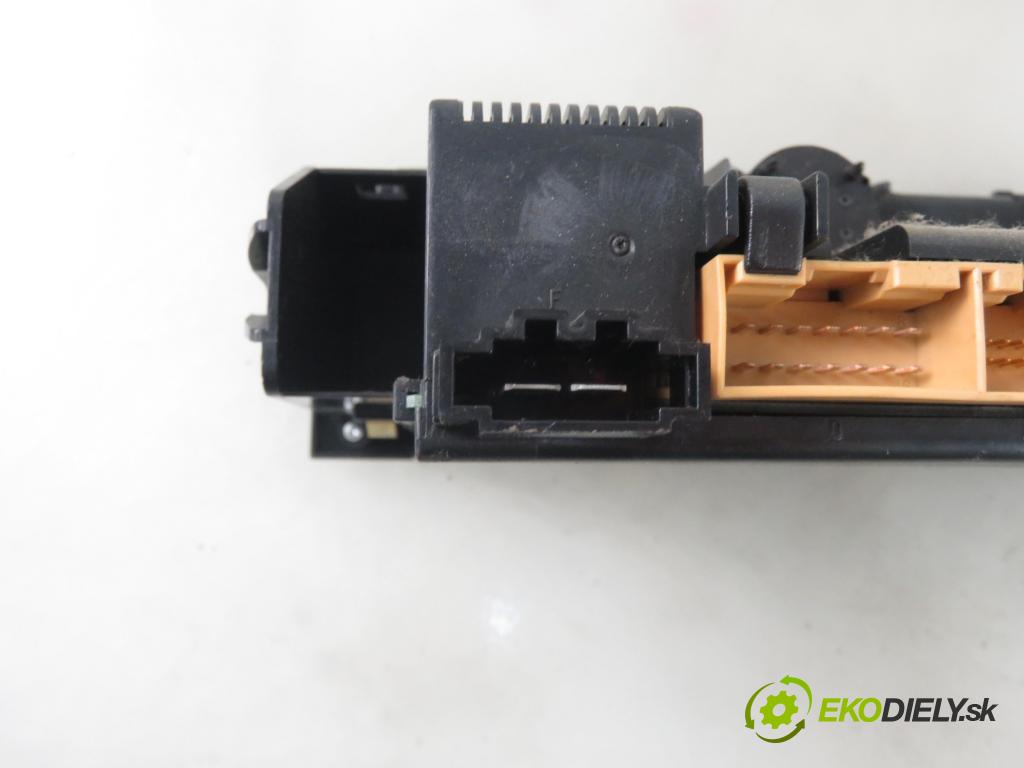 AUDI A2 (8Z0) HB 2002 55,00 1.4 TDI - AMF 1422,00 Panel kúrenia KLIMATRONIK 8Z0820043 ; 5HB008185