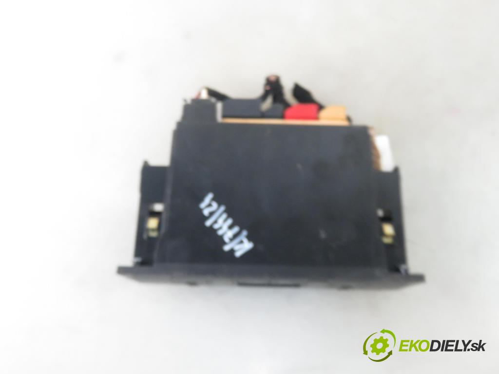 AUDI A2 (8Z0) HB 2002 55,00 1.4 TDI - AMF 1422,00 Panel kúrenia KLIMATRONIK 8Z0820043 ; 5HB008185
