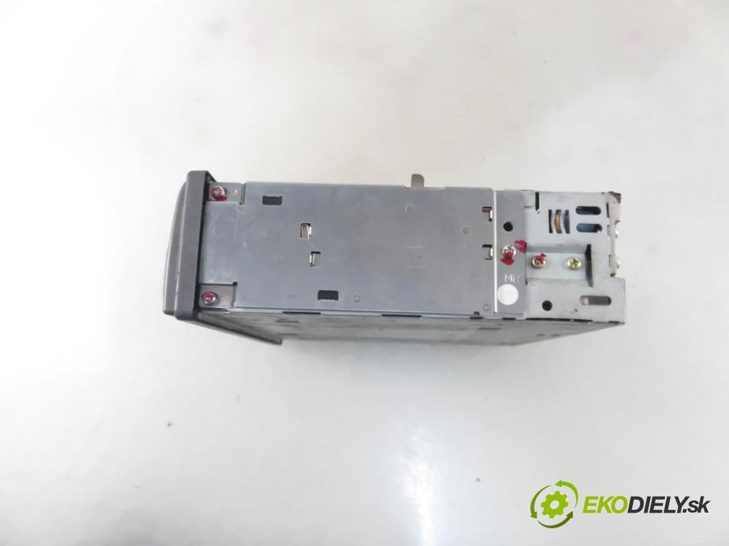 VOLVO V40 Kombi (645) KOMBI 2001 75,00 1.9 DI 102 - D 4192 T4 1870,00 RADIO CD 8633020
