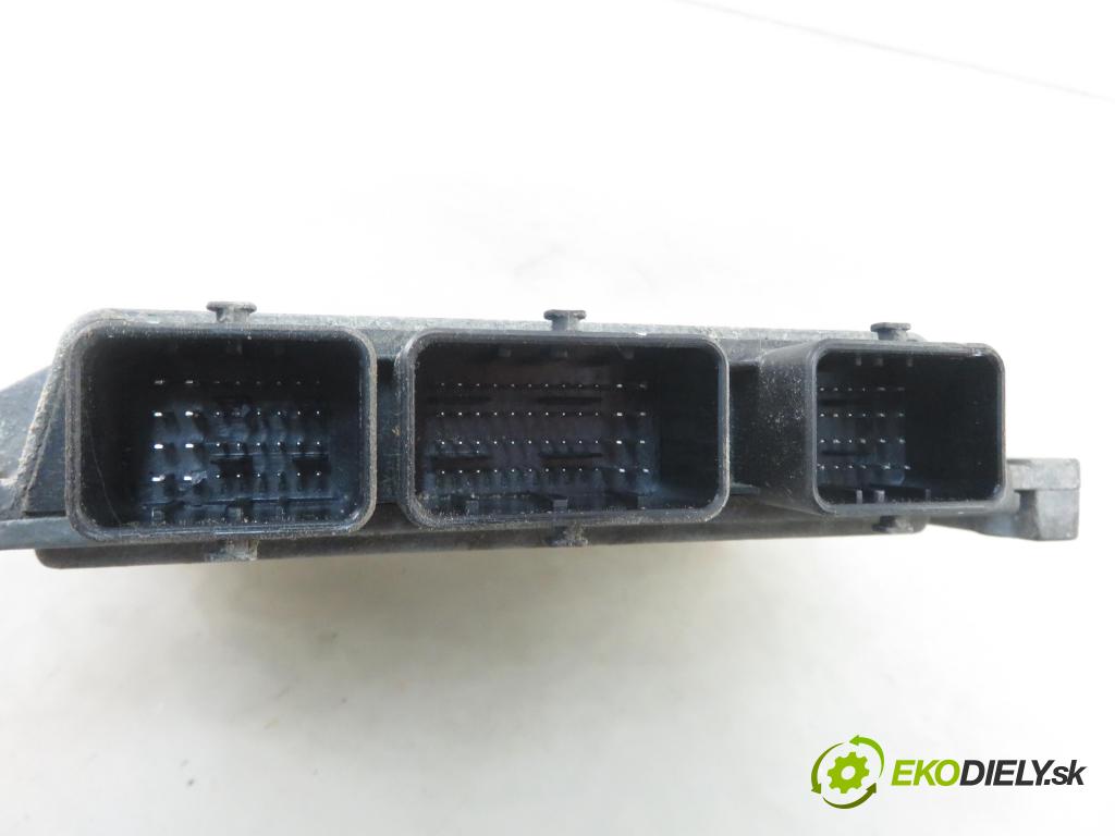 RENAULT CLIO III (BR0/1, CR0/1) HB 2006 55,00 1.2 16V 1149,00 řídící jednotka motora S120200105A ; 8200522357